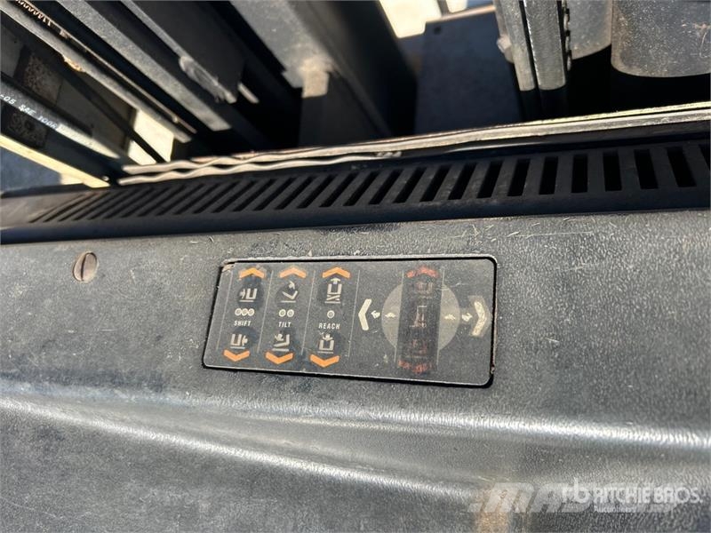 Crown RR3010-35 3500 lb Reach Truck Skyvemasttruck