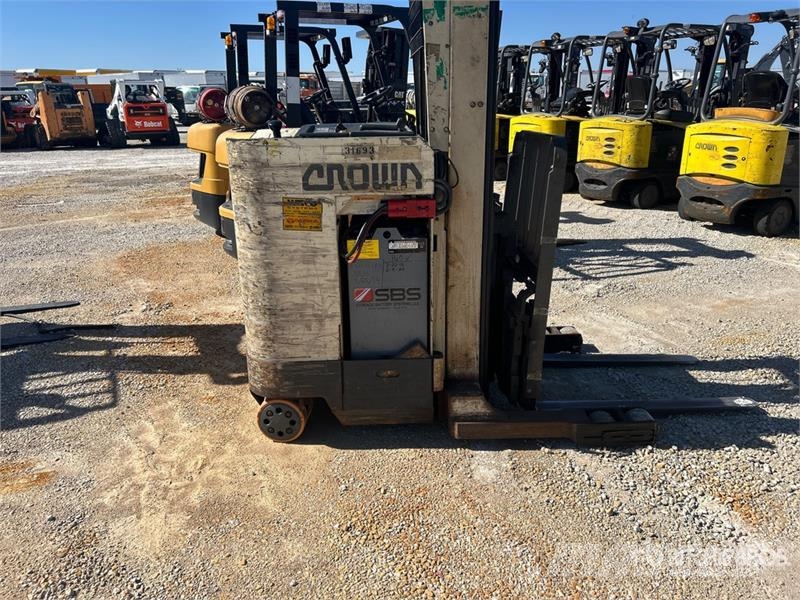 Crown RR3010-35 3500 lb Reach Truck Skyvemasttruck