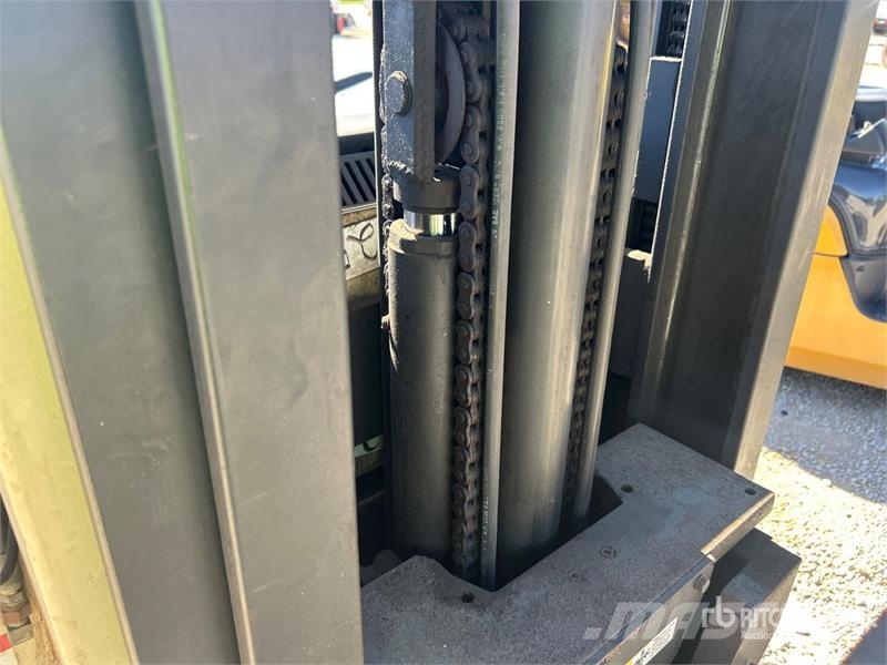 Crown RR3010-35 3500 lb Reach Truck Skyvemasttruck