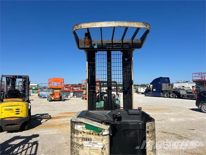 Crown RR3010-35 3500 lb Reach Truck Skyvemasttruck