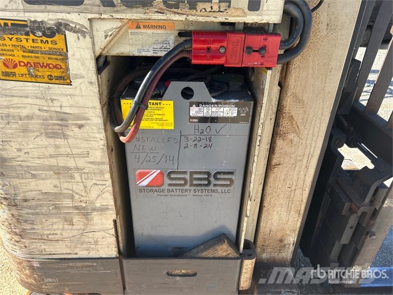 Crown RR3010-35 3500 lb Reach Truck Skyvemasttruck