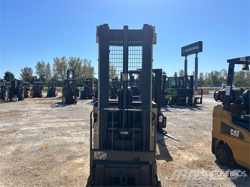 Crown RR3010-35 3500 lb Reach Truck Skyvemasttruck