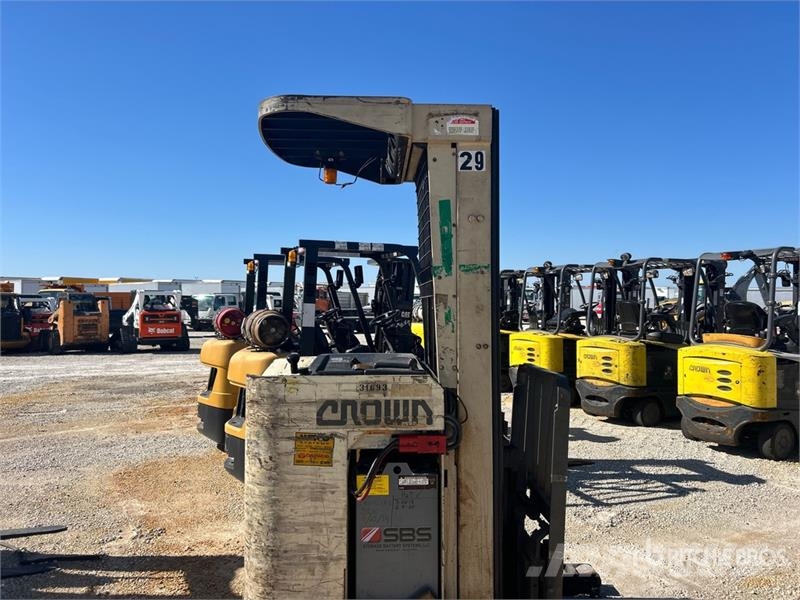 Crown RR3010-35 3500 lb Reach Truck Skyvemasttruck
