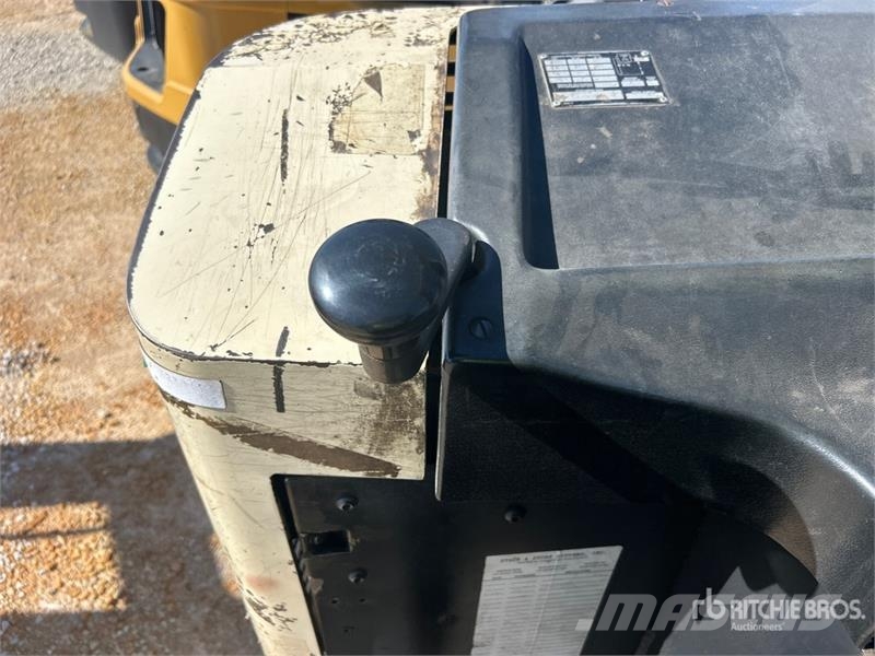 Crown RR3010-35 3500 lb Reach Truck Skyvemasttruck