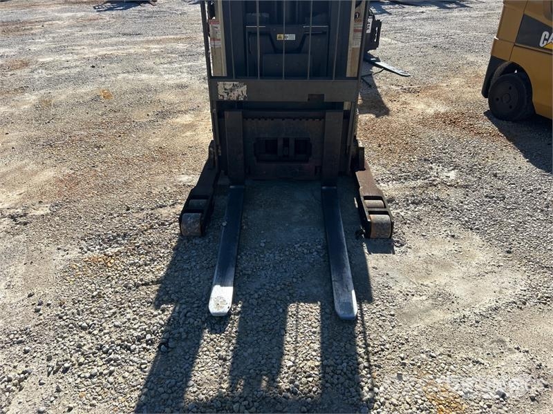 Crown RR3010-35 3500 lb Reach Truck Skyvemasttruck