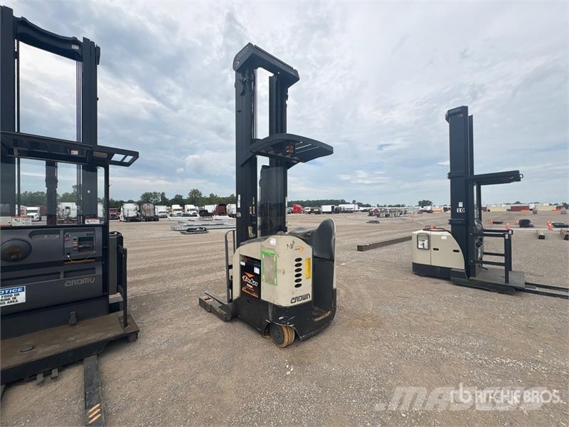 Crown RR5200 Series Reach Truck リーチフォークリフト