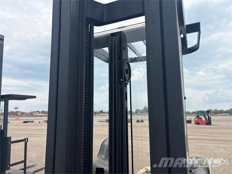 Crown RR5200 Series Reach Truck リーチフォークリフト