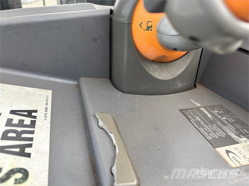 Crown RR5225-45 2280 lb Reach Truck Šakiniai krautuvai su prailgintu keltuvu