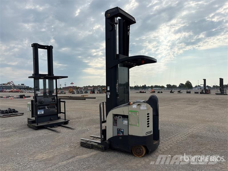 Crown RR5225-45 4500 lb Reach Truck Reach truck