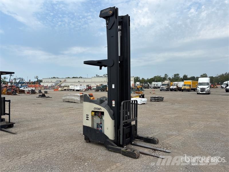Crown RR5225-45 4500 lb Reach Truck Reach truck