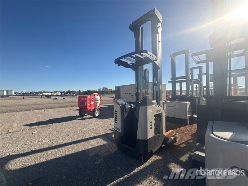 Crown RR5225-45 8660 lb Order Picker Middelsløftende plukketruck