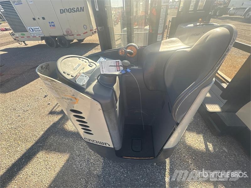 Crown RR5225-45 8660 lb Order Picker Middelsløftende plukketruck
