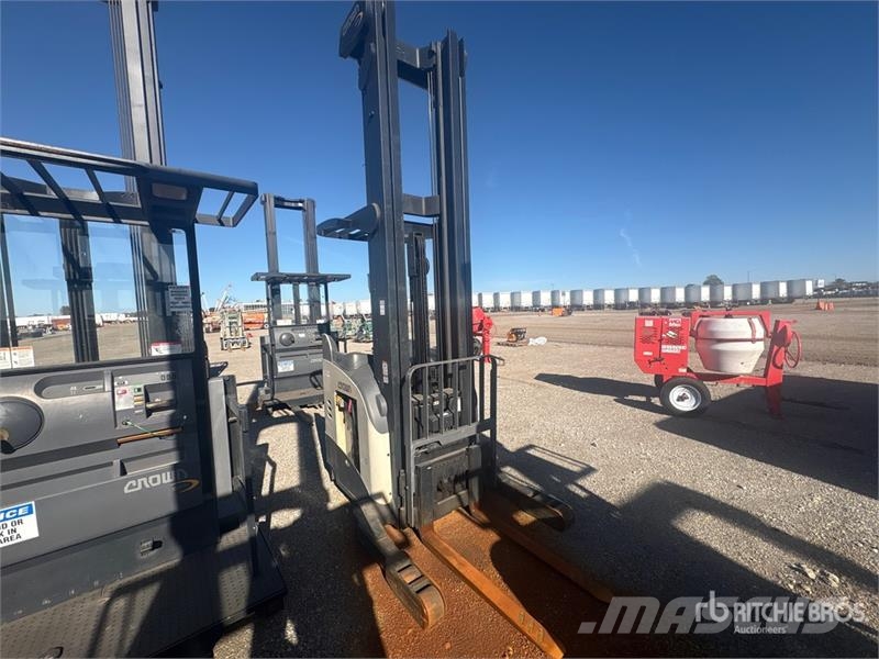 Crown RR5225-45 8660 lb Order Picker Middelsløftende plukketruck