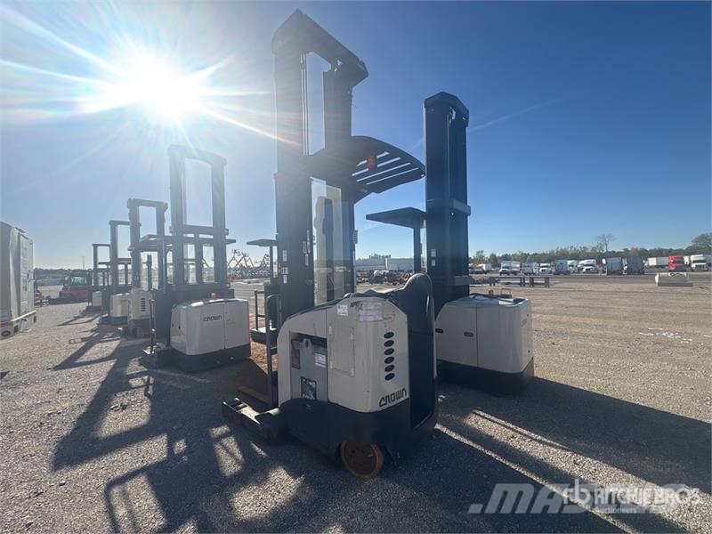 Crown RR5225-45 8660 lb Order Picker Middelsløftende plukketruck