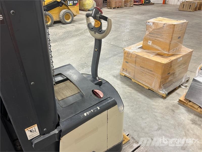 Crown SHR5540-35 3150 lb Walk-Behind Electric Stacker شاحنات مناولة ذاتية الدفع
