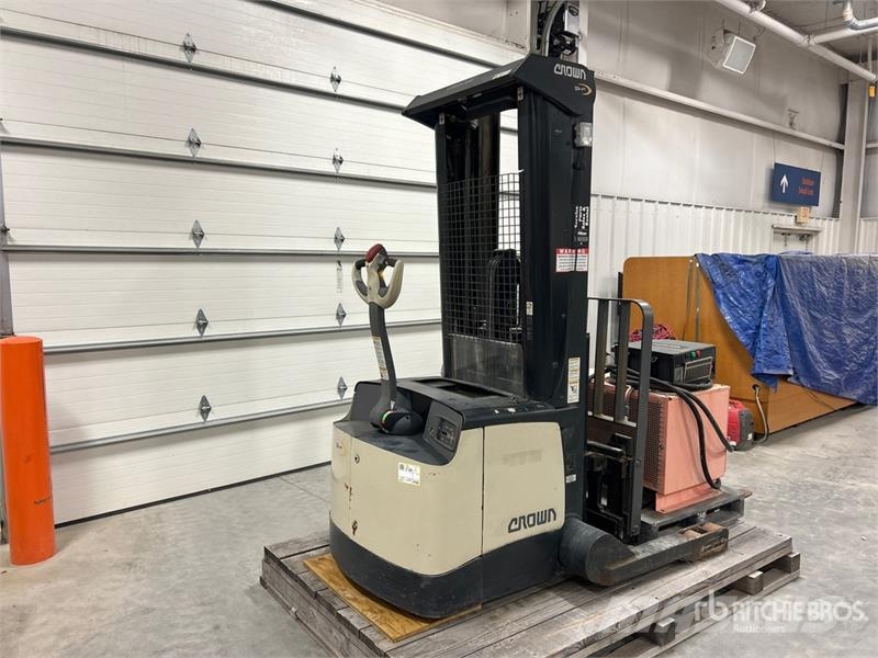 Crown SHR5540-35 3150 lb Walk-Behind Electric Stacker شاحنات مناولة ذاتية الدفع