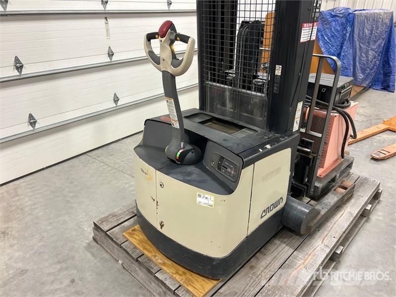 Crown SHR5540-35 3150 lb Walk-Behind Electric Stacker شاحنات مناولة ذاتية الدفع