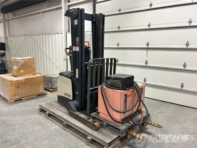 Crown SHR5540-35 3150 lb Walk-Behind Electric Stacker شاحنات مناولة ذاتية الدفع