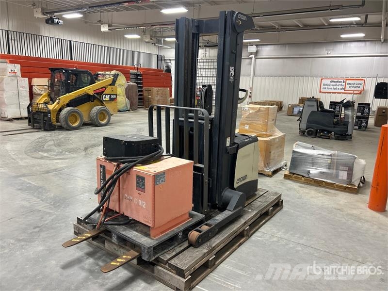 Crown SHR5540-35 3150 lb Walk-Behind Electric Stacker شاحنات مناولة ذاتية الدفع