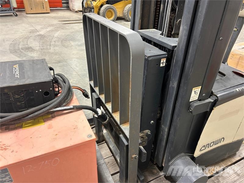 Crown SHR5540-35 3150 lb Walk-Behind Electric Stacker شاحنات مناولة ذاتية الدفع
