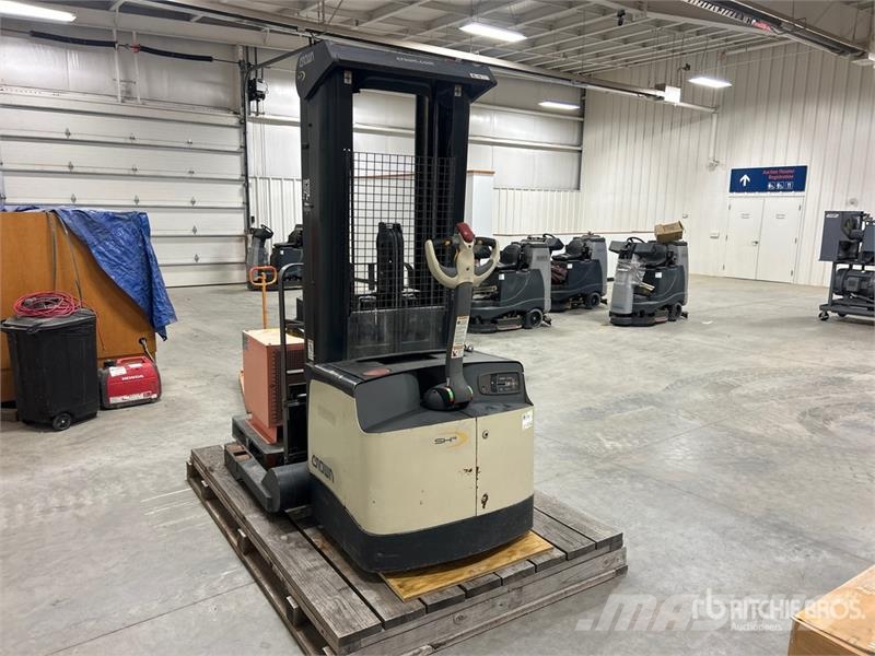 Crown SHR5540-35 3150 lb Walk-Behind Electric Stacker شاحنات مناولة ذاتية الدفع