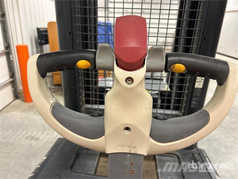 Crown SHR5540-35 3150 lb Walk-Behind Electric Stacker شاحنات مناولة ذاتية الدفع