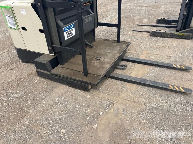 Crown SP3450H-30 3000 lb Order Picker Välitasokeräilytrukit