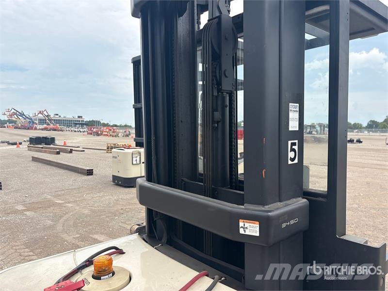 Crown SP3450H-30 3000 lb Order Picker Välitasokeräilytrukit