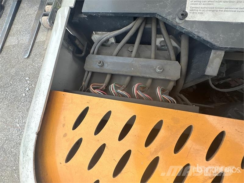 Crown SP3450H-30 3000 lb Order Picker Välitasokeräilytrukit
