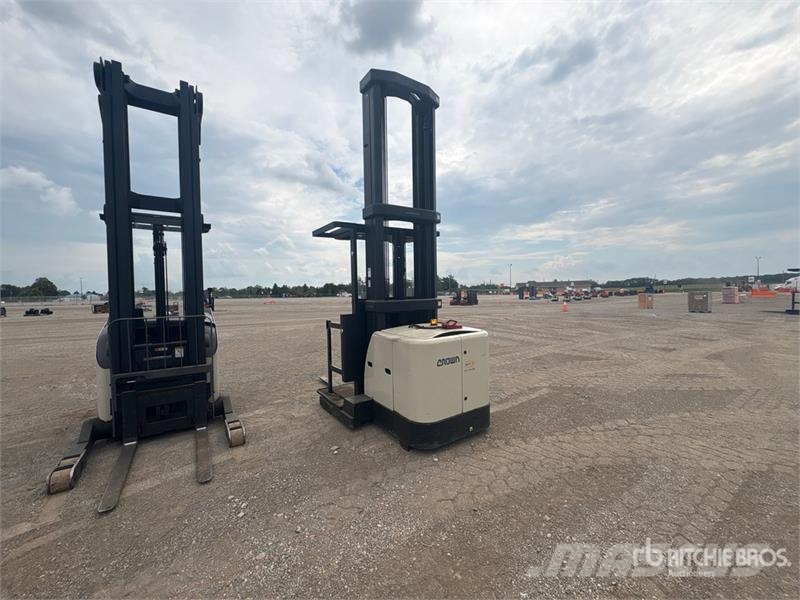 Crown SP3450H-30 3000 lb Order Picker Välitasokeräilytrukit