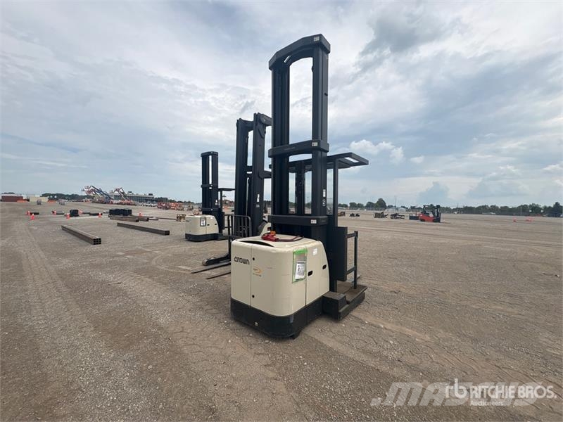 Crown SP3450H-30 3000 lb Order Picker Välitasokeräilytrukit