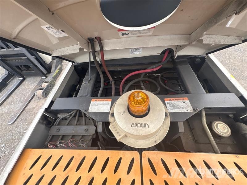 Crown SP3450H-30 3000 lb Order Picker Välitasokeräilytrukit