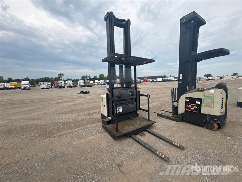 Crown SP3450H-30 3000 lb Order Picker Välitasokeräilytrukit