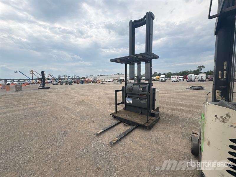 Crown SP3450H-30 3000 lb Order Picker Välitasokeräilytrukit