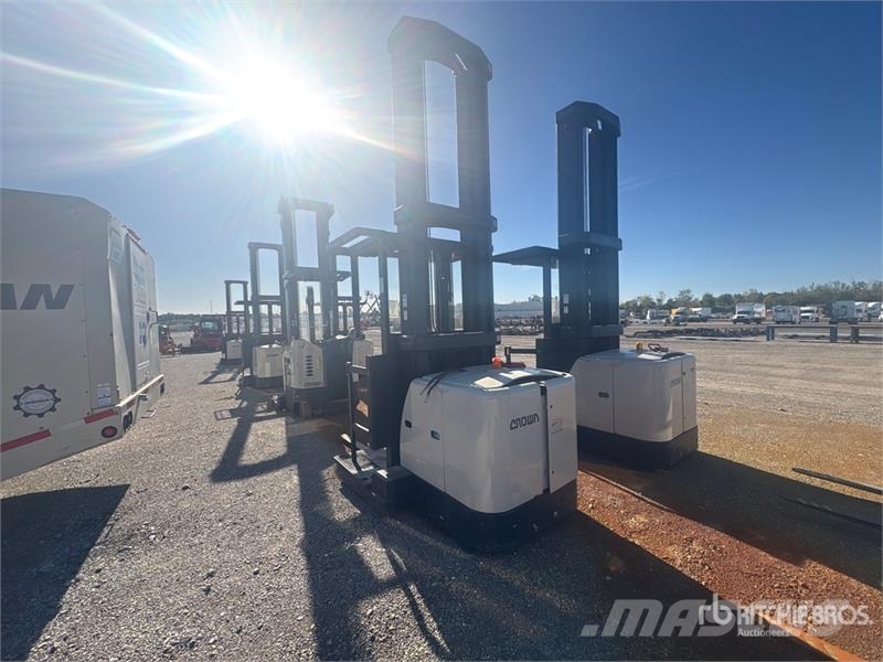 Crown SP3450H 8840 lb Order Picker Montacargas recogepedidos de media altura