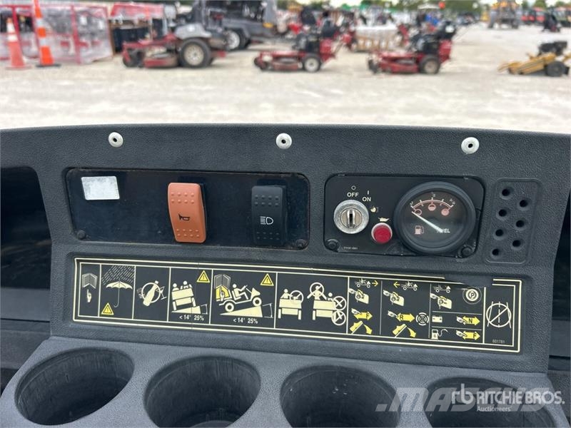 Cushman Refresher FS4 Golf Cart (Inoperable) عربات الجولف