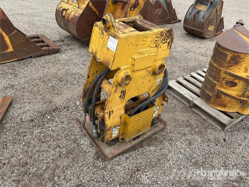 Demac 8040 24 in Plate Compactor Attachment Vibratori