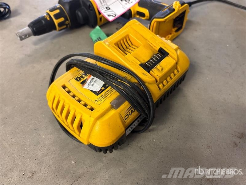 DeWalt DCB118 Charger Kiti naudoti statybos komponentai