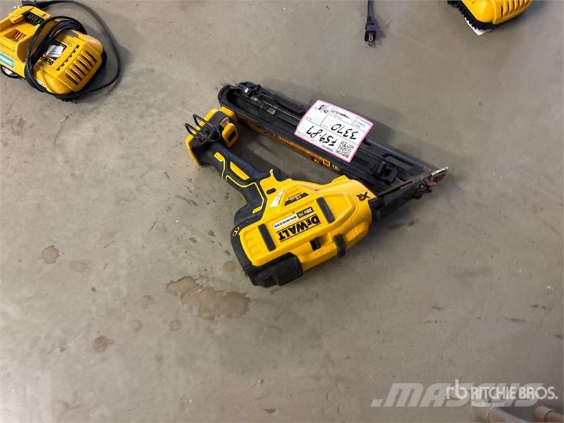 DeWalt DCN650D1 Cordless Angled Finish Nailer Kit Kiti naudoti statybos komponentai