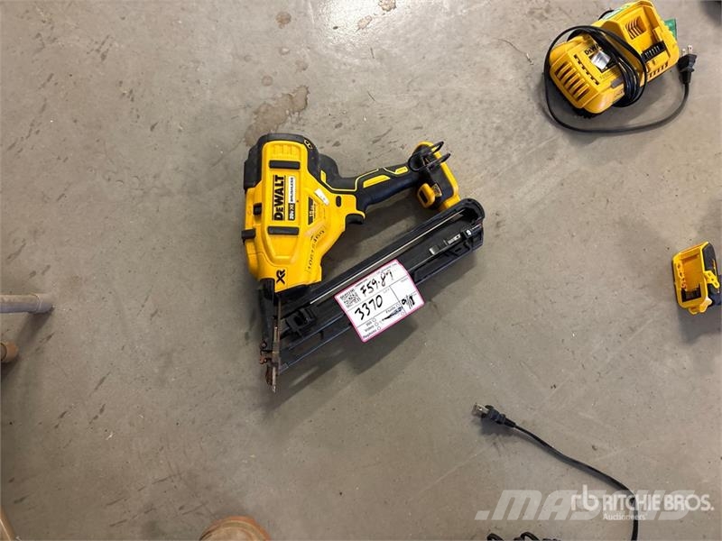 DeWalt DCN650D1 Cordless Angled Finish Nailer Kit Kiti naudoti statybos komponentai