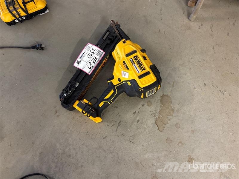 DeWalt DCN650D1 Cordless Angled Finish Nailer Kit Kiti naudoti statybos komponentai
