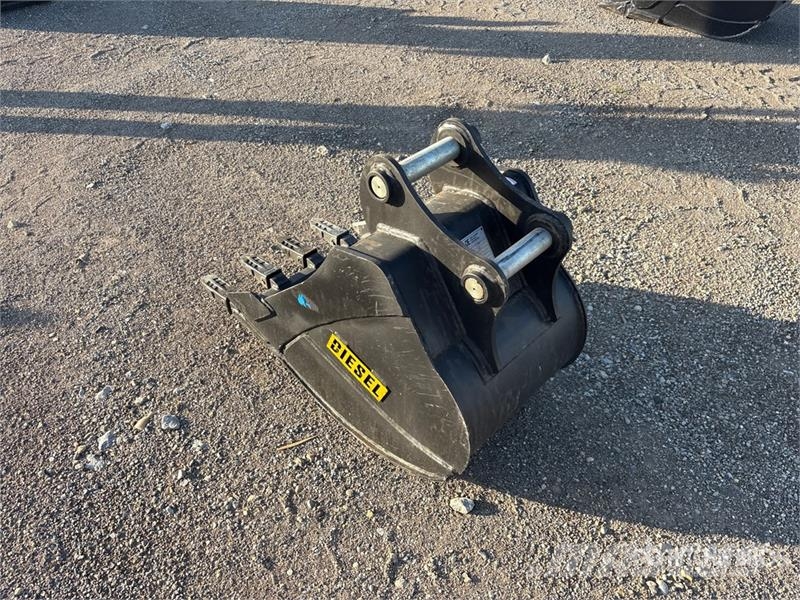 Diesel 18 in Digging Excavator Bucket - Fits 45mm Schaufeln