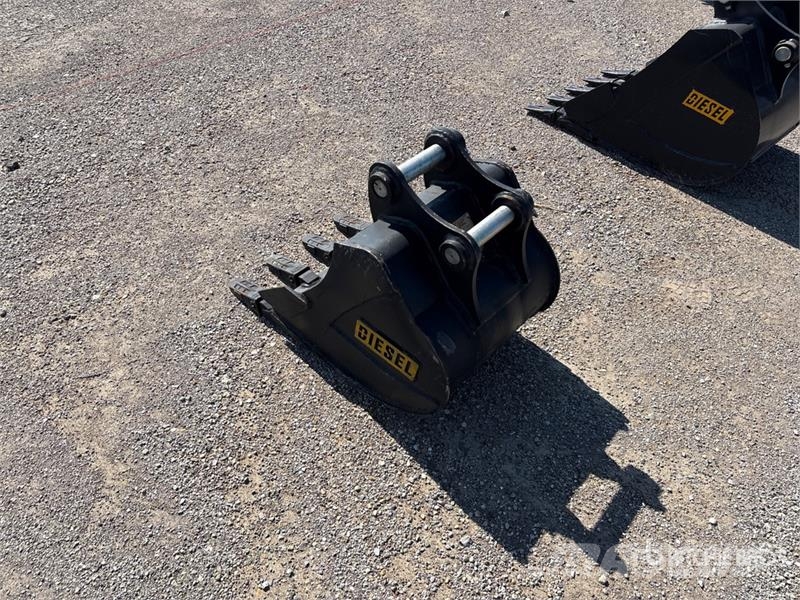  Diesel 35CL 18 in Excavator Bucket Baldes