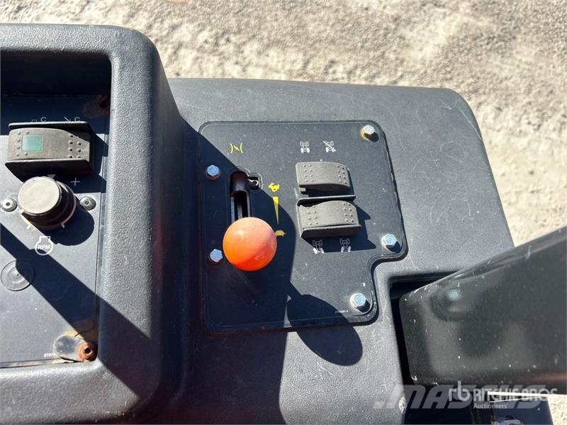 Ditch Witch RT80Q Tracked Quad Track Cable Plow محاريث