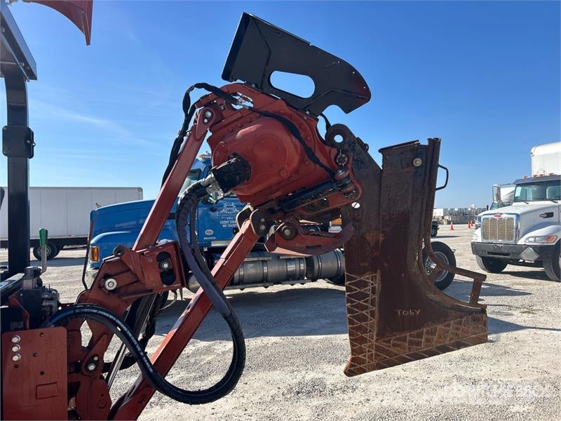 Ditch Witch RT80Q Tracked Quad Track Cable Plow محاريث