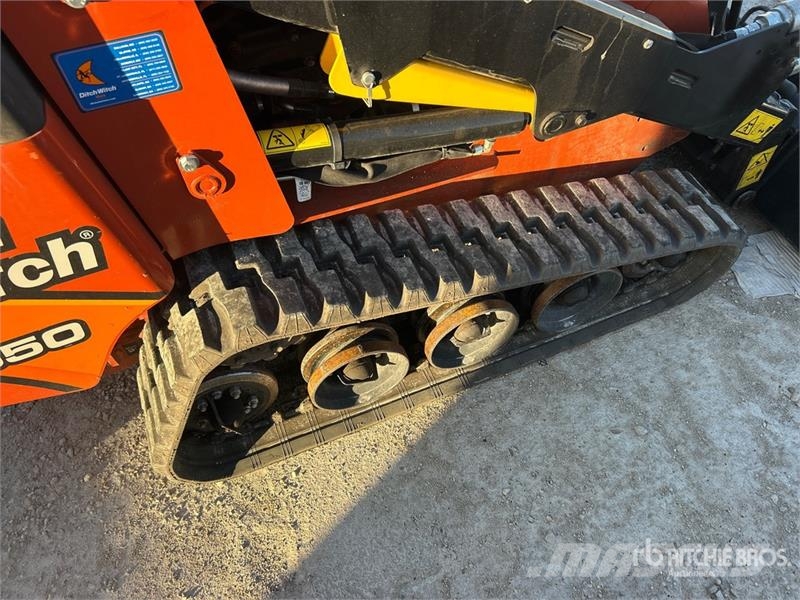 Ditch Witch SK1050 Two-Speed Compact Track Loader Schrankladers