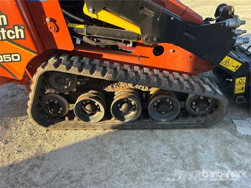 Ditch Witch SK1050 Two-Speed Compact Track Loader Schrankladers