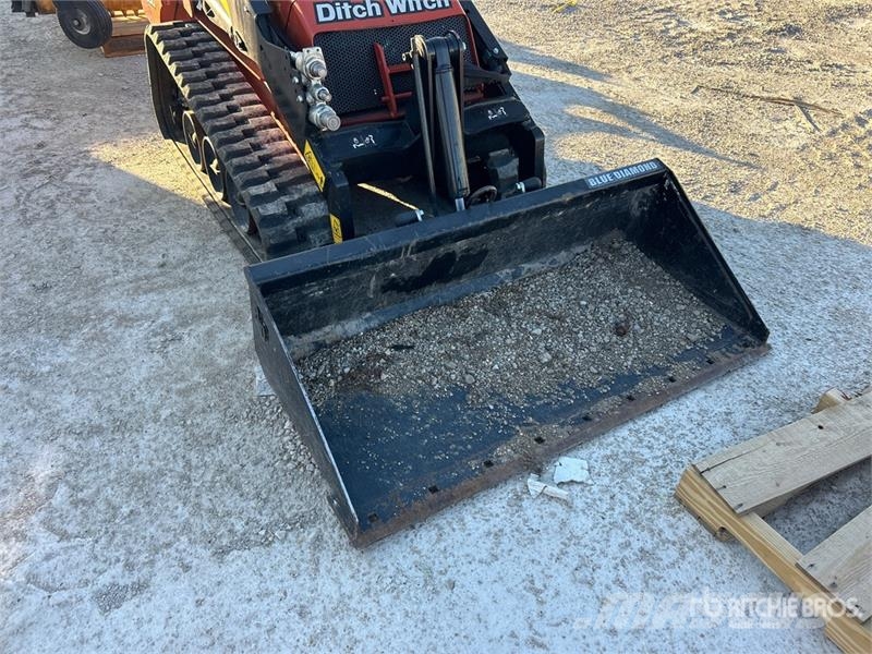 Ditch Witch SK1050 Two-Speed Compact Track Loader Schrankladers