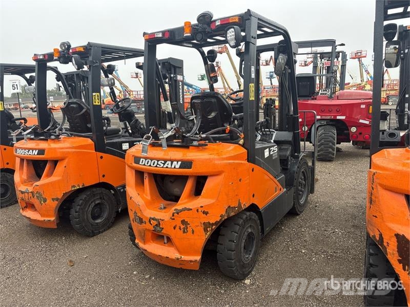 Doosan 4600 lb Cushion Tire Forklift Autokrāvēji - citi