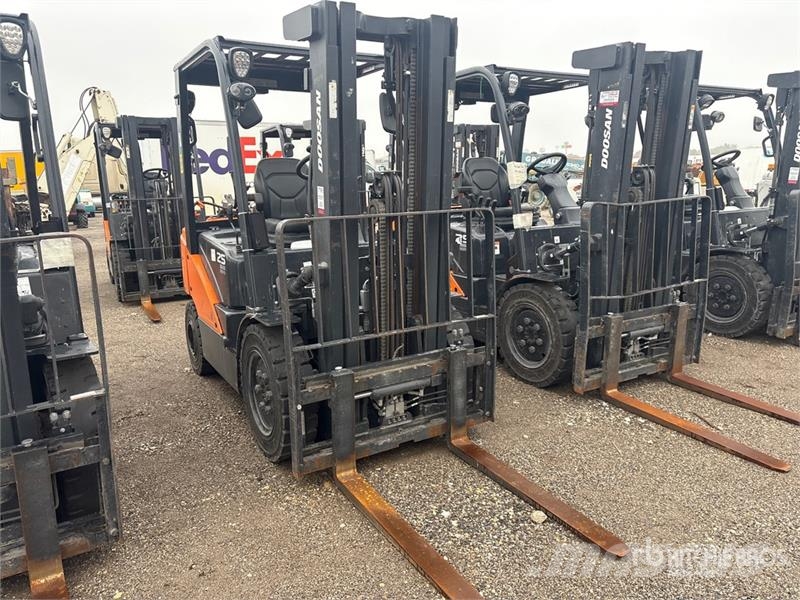 Doosan 4600 lb Cushion Tire Forklift Autokrāvēji - citi